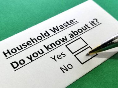 Bir kişi ev atıklarıyla ilgili soruya cevap veriyor..