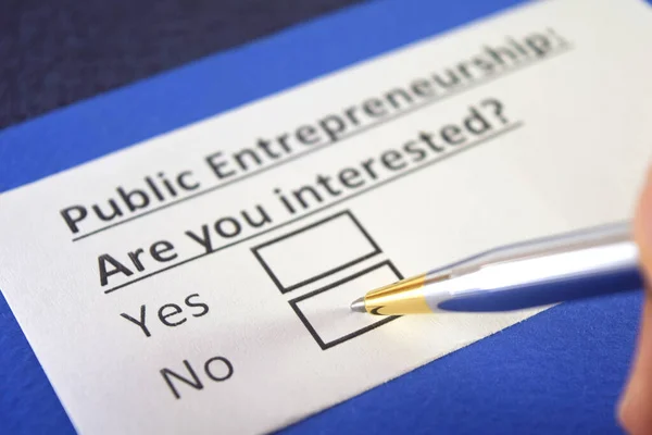 Una Persona Está Respondiendo Pregunta Sobre Emprendimiento Público — Foto de Stock