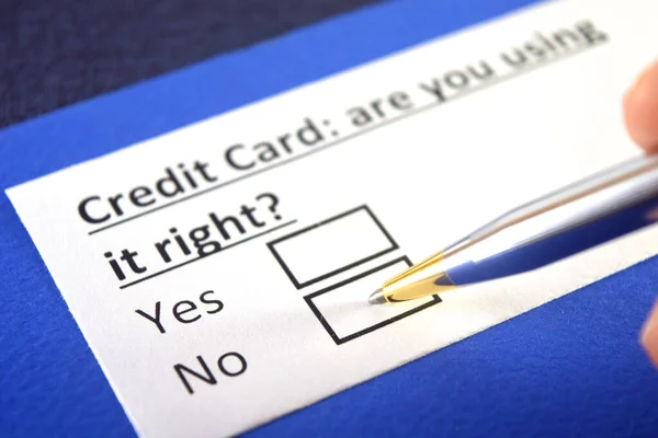 Una Persona Está Respondiendo Pregunta Sobre Tarjeta Crédito — Foto de Stock