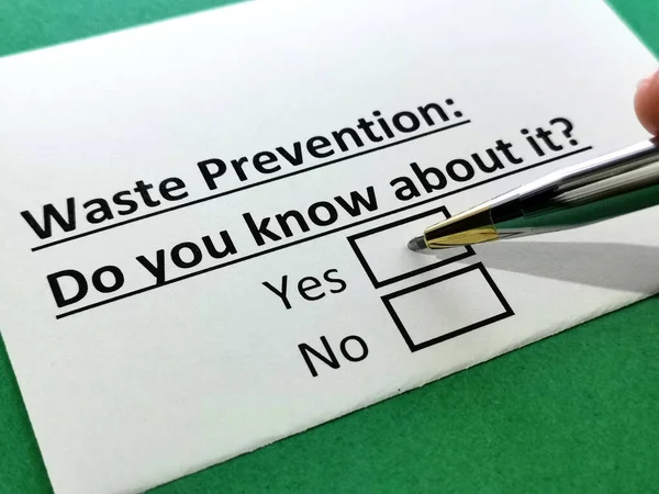 Una Persona Está Respondiendo Una Pregunta Sobre Prevención Residuos — Foto de Stock