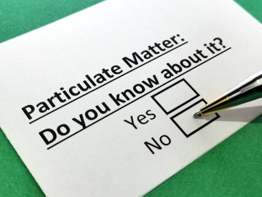 Bir kişi partikül madde hakkındaki soruyu cevaplıyor.