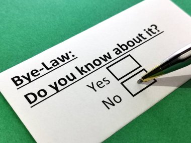 Bir kişi güle güle hukuku sorusunu cevaplıyor..