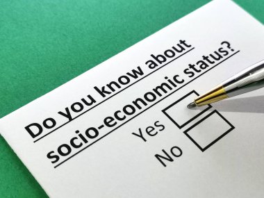 Bir kişi sosyo-ekonomik durumla ilgili soruya cevap veriyor.