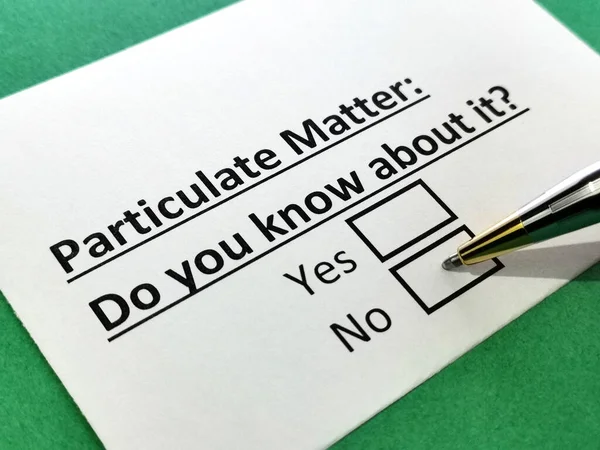 Bir kişi partikül madde hakkındaki soruyu cevaplıyor.