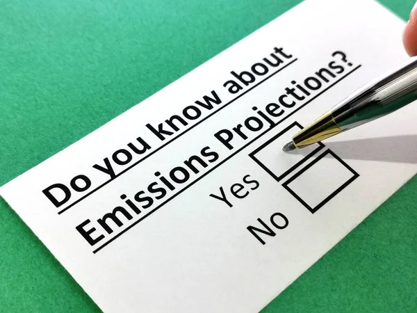 Eine Person Beantwortet Fragen Emissionsprognosen — Stockfoto