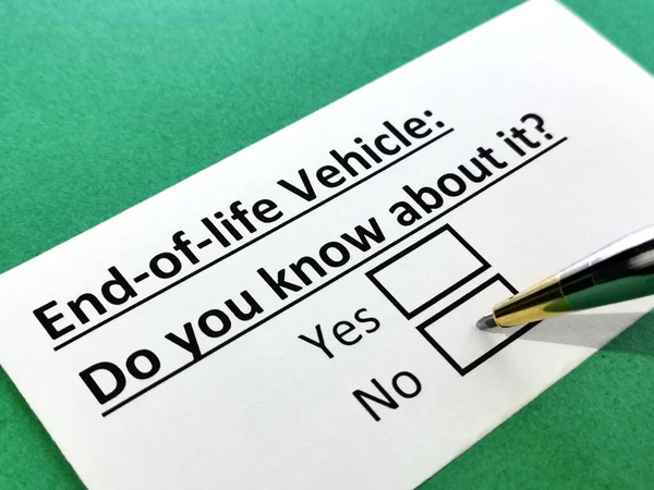 Una Persona Está Respondiendo Pregunta Sobre Fin Vida Del Vehículo — Foto de Stock