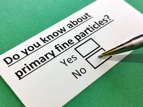 Bir kişi birincil ince parçacıklar hakkındaki soruyu cevaplıyor.