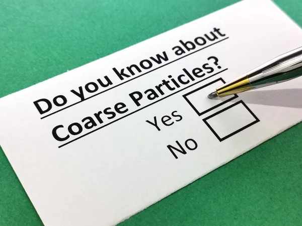 Bir kişi kaba parçacıklar hakkındaki soruyu cevaplıyor.