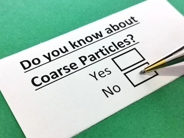 Bir kişi kaba parçacıklar hakkındaki soruyu cevaplıyor.