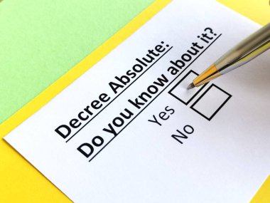 Bir kişi kesin kararla ilgili soruya cevap veriyor..