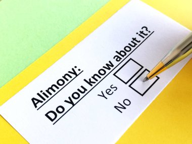 Bir kişi nafakayla ilgili soruya cevap veriyor..