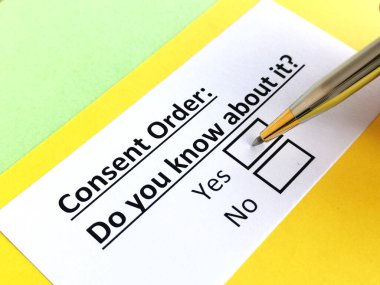 Bir kişi izin belgesi ile ilgili soruya cevap veriyor..