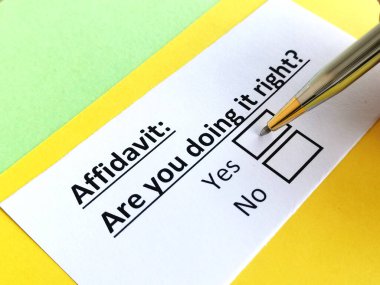 Bir kişi yeminli beyannameyle ilgili soruya cevap veriyor..