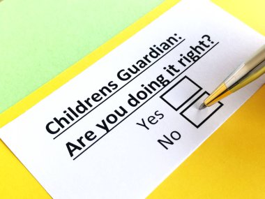 Bir kişi çocukların velisi hakkında sorulara cevap veriyor..