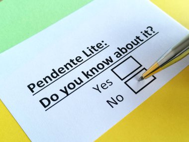 Bir kişi küçük bir soruyla ilgili cevap veriyor..