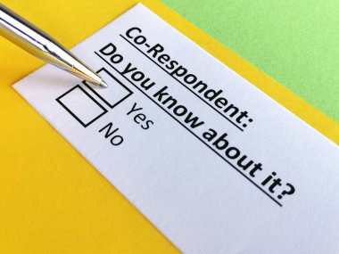 Bir kişi ortak davalı hakkındaki soruları cevaplıyor..