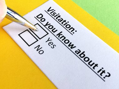 Bir kişi ziyaretle ilgili soruya cevap veriyor..