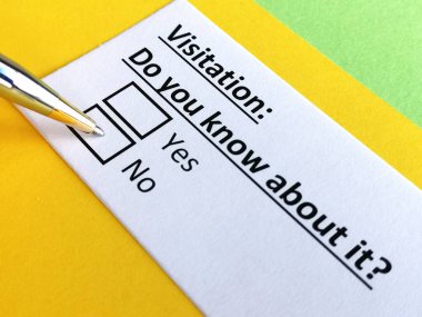 Bir kişi ziyaretle ilgili soruya cevap veriyor..