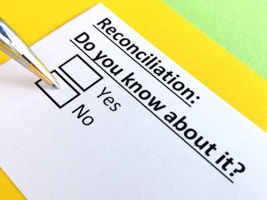 Bir kişi yeniden değerlendirmeyle ilgili soruya cevap veriyor..