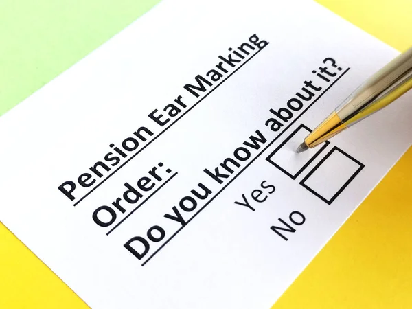 Une Personne Répond Question Sur Ordre Marquage Oreille Pension — Photo