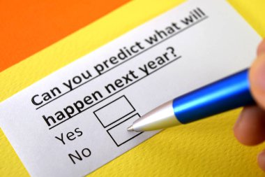 Bir kişi gelecek yılla ilgili sorulara cevap veriyor..