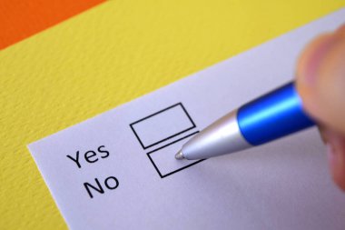 Bir kişi kararla ilgili soruya cevap veriyor..