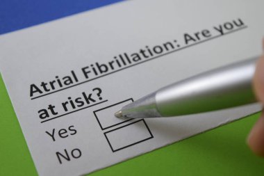 Bir parmak atriyal fibrilasyonla ilgili soruya cevap veriyor..