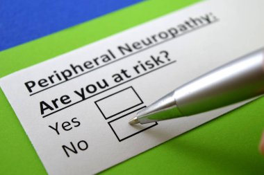 Bir parmak çevresel nöropati ile ilgili soruya cevap veriyor..