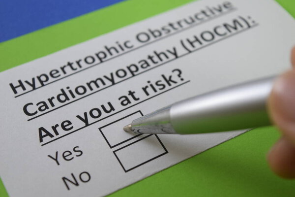 Один палец отвечает на вопрос о гипертрофической обструктивной кардиомиопатии.