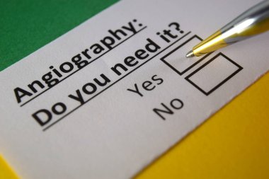 Bir kişi anjiyografi ile ilgili soruya cevap veriyor..