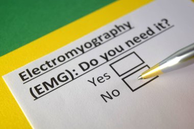 Bir kişi elektromiyografi ile ilgili soruya cevap veriyor..