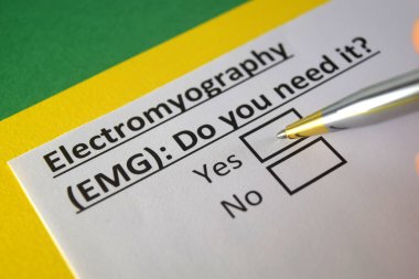 Bir kişi elektromiyografi ile ilgili soruya cevap veriyor..