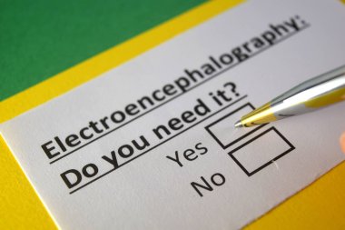 Bir kişi elektroansefalografi hakkındaki soruyu cevaplıyor..