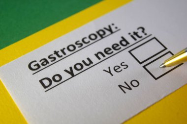 Bir kişi gastroskopi ile ilgili soruya cevap veriyor..