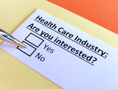 Bir kişi sağlık sektörüyle ilgili soruya cevap veriyor..