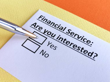 Finansal hizmet hakkındaki soruları bir kişi cevaplıyor..