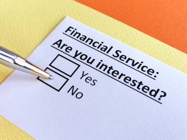 Finansal hizmet hakkındaki soruları bir kişi cevaplıyor..