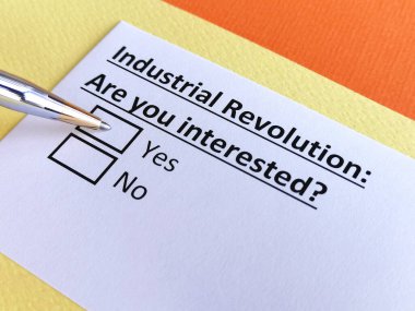 Bir kişi sanayi devrimi ile ilgili soruya cevap veriyor..