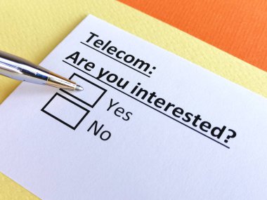 Bir kişi telekomla ilgili soruya cevap veriyor.