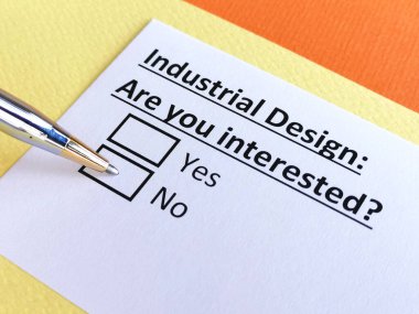 Bir kişi endüstriyel tasarım hakkındaki soruları cevaplıyor..