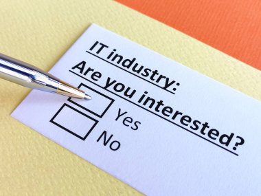Bir kişi bilişim endüstrisi hakkındaki soruları cevaplıyor..