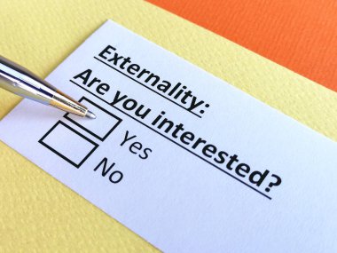 Bir kişi dışsallıkla ilgili soruya cevap veriyor..