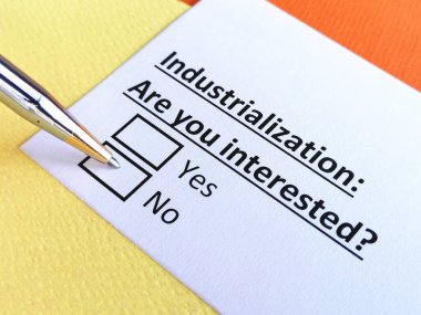 Bir kişi sanayileşme sorusunu cevaplıyor..