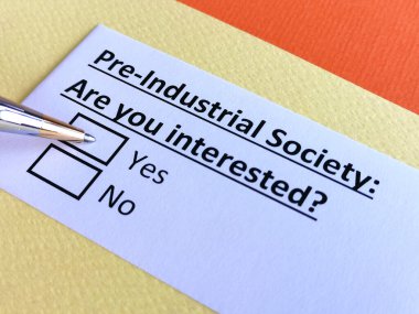 Bir kişi sanayi öncesi toplum hakkındaki soruları cevaplıyor..