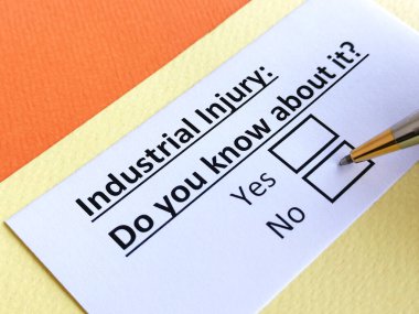 Bir kişi endüstriyel yaralanmayla ilgili soruya cevap veriyor..