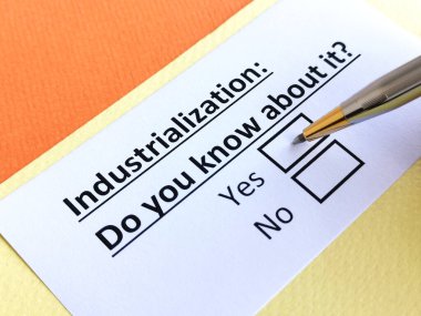 Bir kişi sanayileşme sorusunu cevaplıyor..