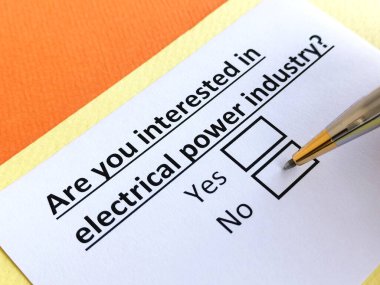 Bir kişi elektrik sanayisiyle ilgili soruya cevap veriyor..