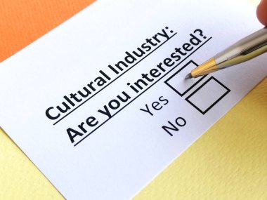 Bir kişi kültür endüstrisi hakkındaki soruları cevaplıyor..