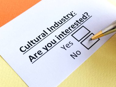 Bir kişi kültür endüstrisi hakkındaki soruları cevaplıyor..