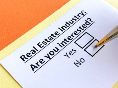 Bir kişi gayrimenkul endüstrisi hakkındaki soruları yanıtlıyor..